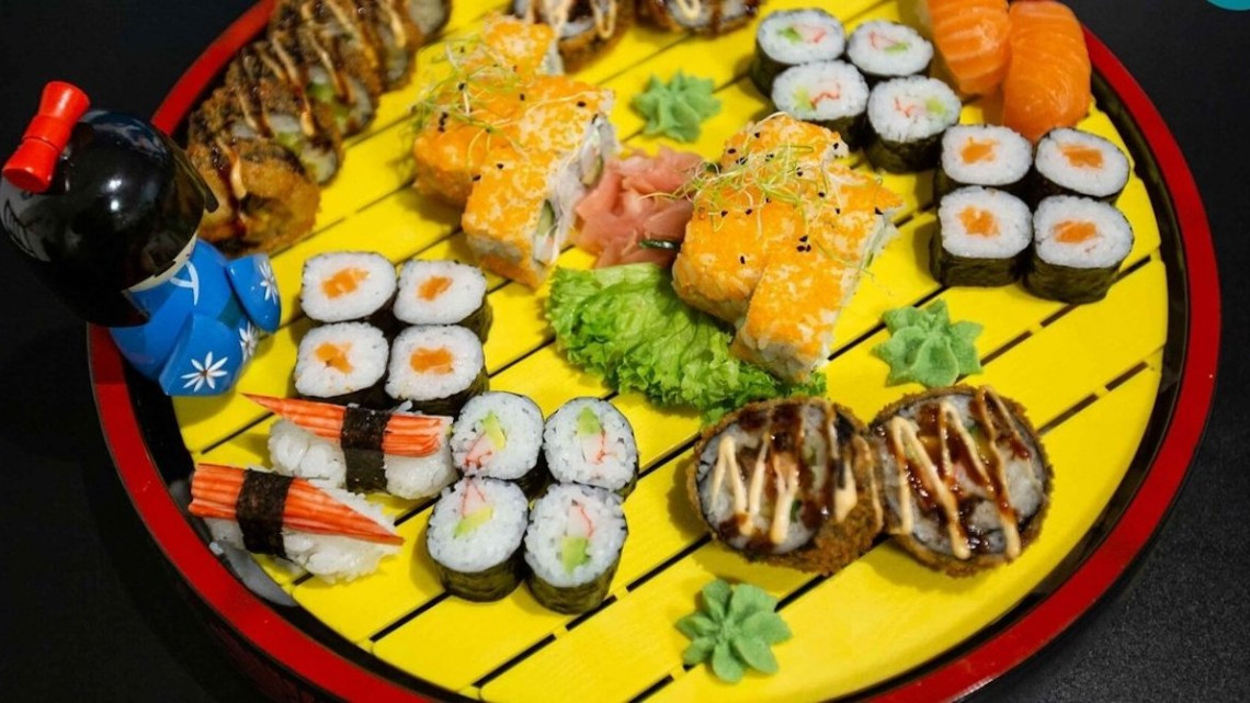 42 db-os Arigatou Delux Sushi tál elvitelre vagy helyben fogyasztásra, a Little Geisha Can Cook-tól