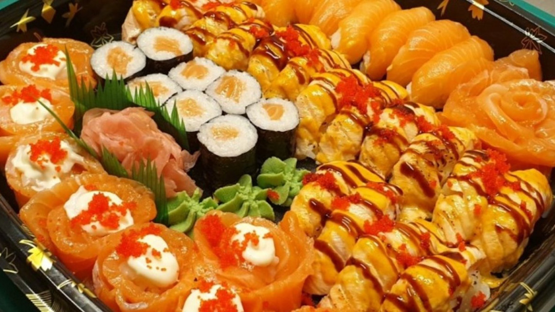 50 db-os Big Sake Sushi Box elvitelre vagy helyben fogyasztásra, a Little Geisha Can Cook-tól