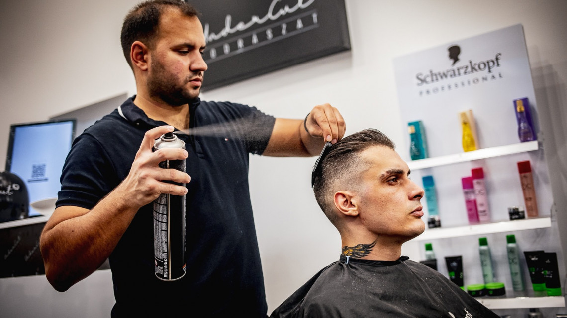 Férfi Barber Style hajvágás, szakáll igazítás és szakáll festés az UnderCut Szalonban