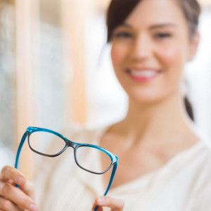 UV-szűrős, 1,6-os törésmutatójú tükröződésmentes szemüveg a Totál Optikától