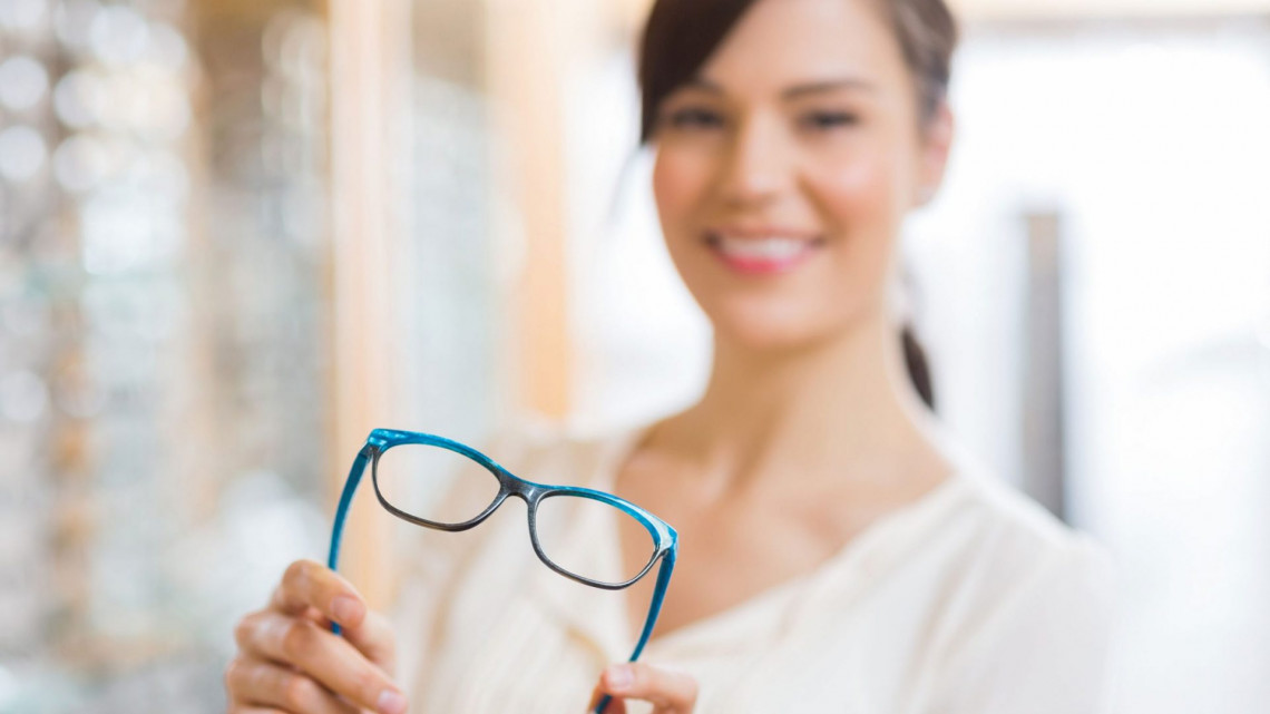 UV-szűrős, 1,6-os törésmutatójú tükröződésmentes szemüveg a Totál Optikától