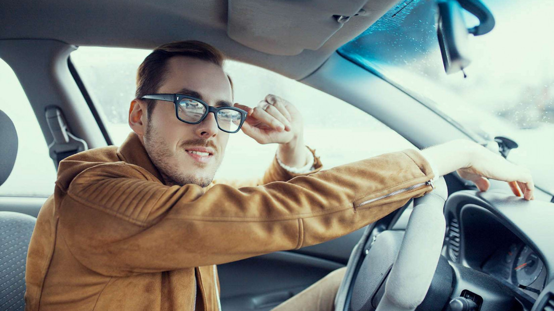 Komplett, autóvezetéshez is alkalmas sötétedő szemüveg a Totál Optikától