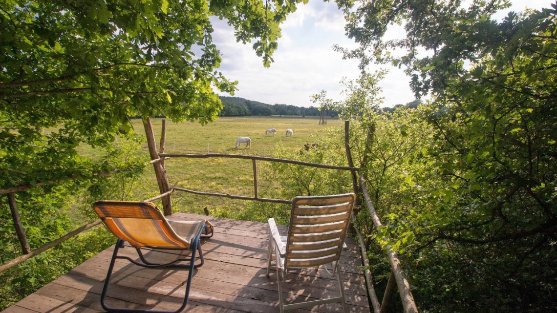 Szállás az Őrségben a KercaBio Farm hangulatos lombházaiban.