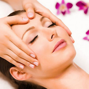 Arc-, nyak- és dekoltázsmasszázs, ajándék hidroabrázióval!