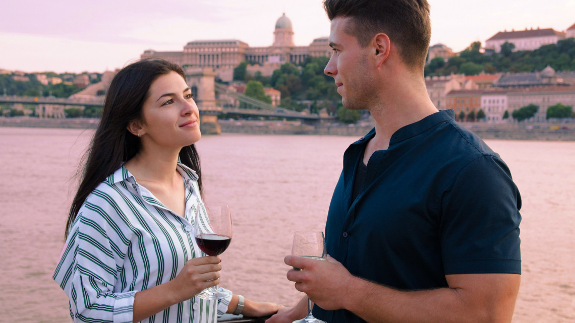 2 órás városnéző sétahajózás korlátlan italfogyasztással, élő zenével és rétes válogatással, a Gróf Széchényi hajón!