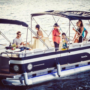 Élményhajózás a Balatonon! 1, 2 vagy 4 órás Sunlight Pontoon Yacht bérlés kapitánnyal, 4 főig!