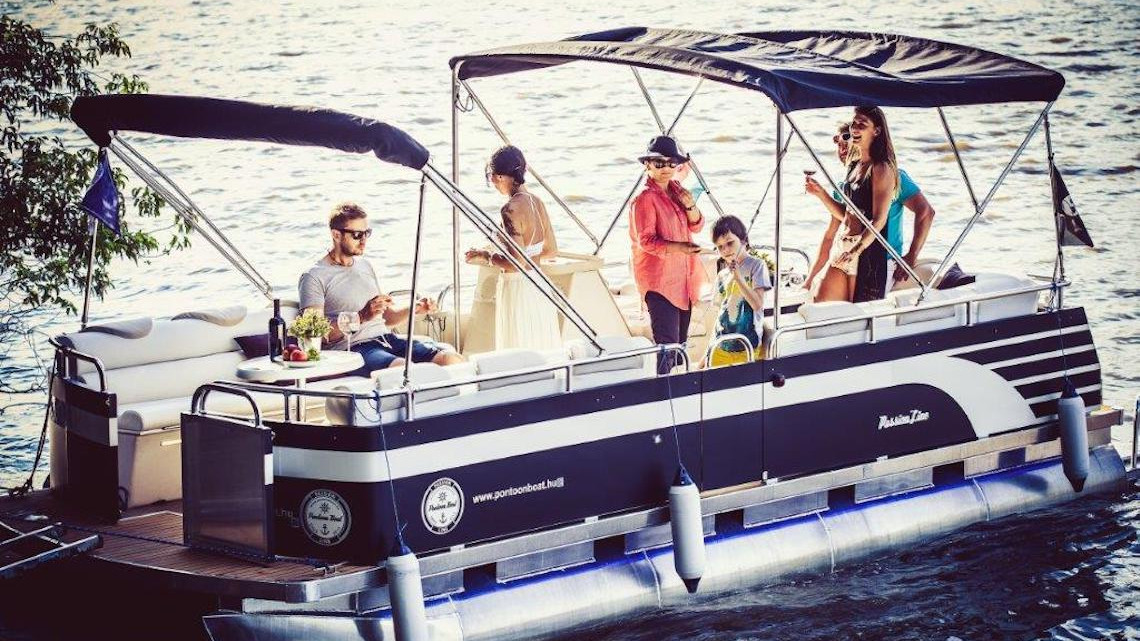 Élményhajózás a Balatonon! 1, 2 vagy 4 órás Sunlight Pontoon Yacht bérlés kapitánnyal, 4 főig!