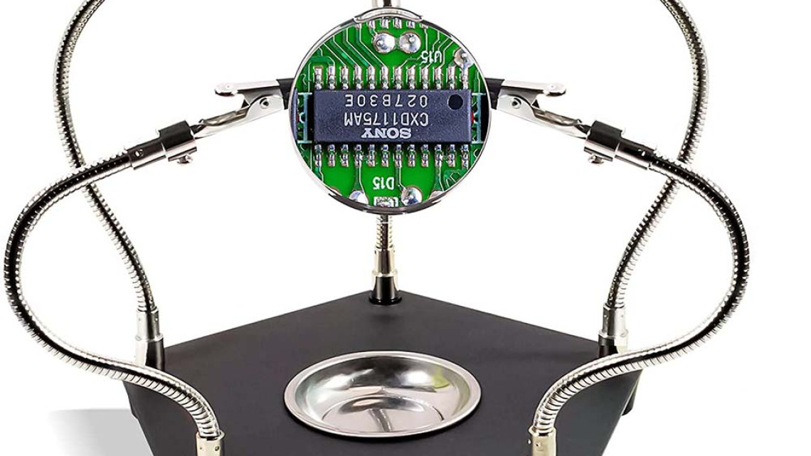 Timeless Tools Nyáklap tartó csiptetős karokkal, nagyítóval