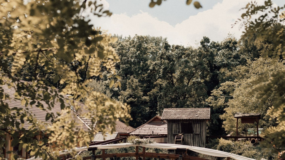 Kikapcsolódás ez erdő csendjében! 1 vagy 2 éjszaka szállás 2 főnek a Forster Vadászkastély Szálloda és Panzióban.