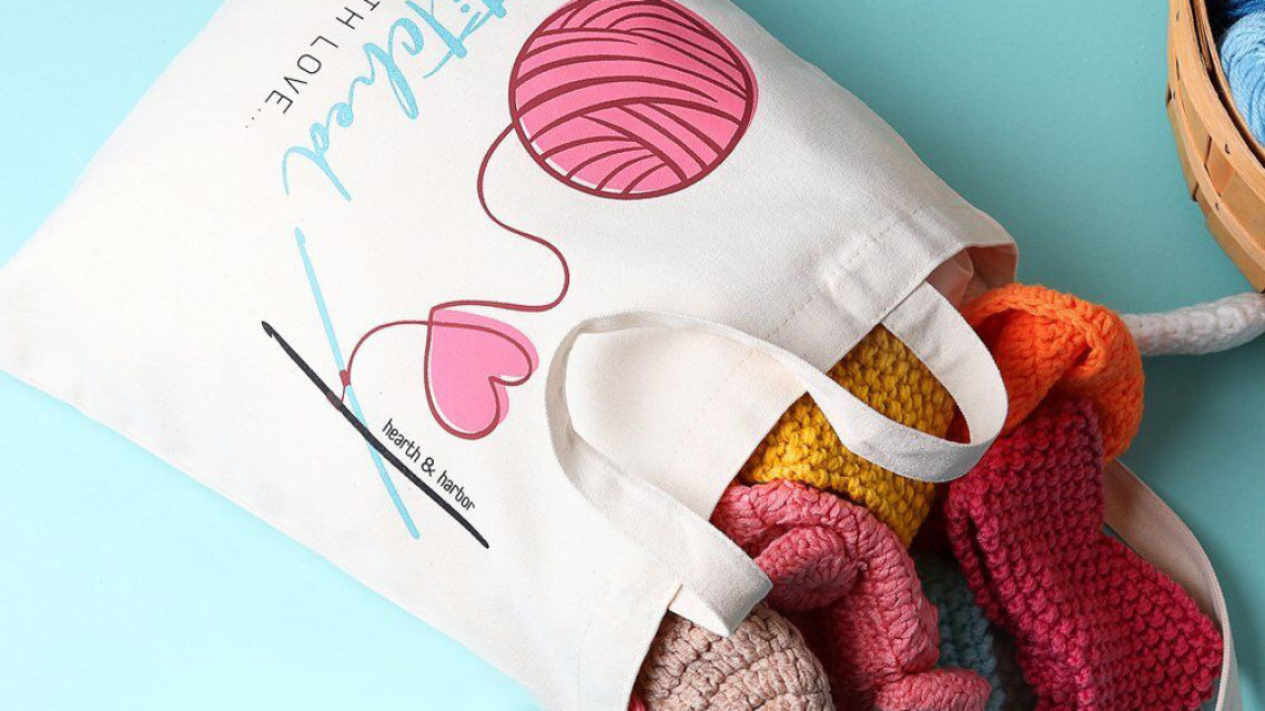 Timeless Tools Horgoló készlet színes fonalakkal, kiegészítőkkel ajándék válltáskában