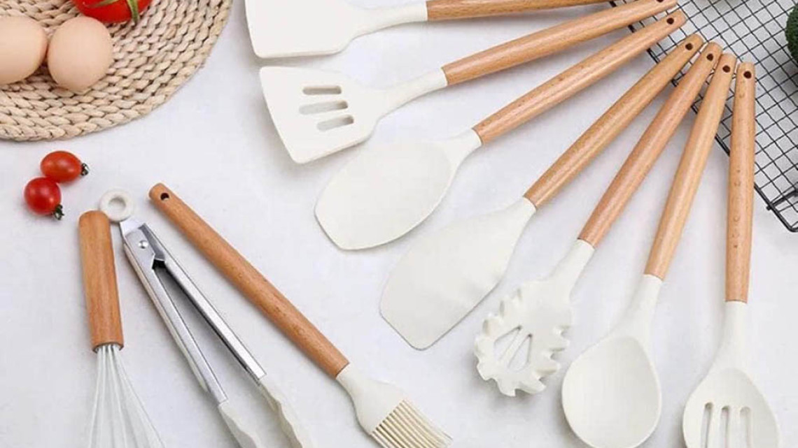 Timeless Tools 14 darabos konyhai eszközkészlet, hőálló szilikon fejjel, tartóval, fehér