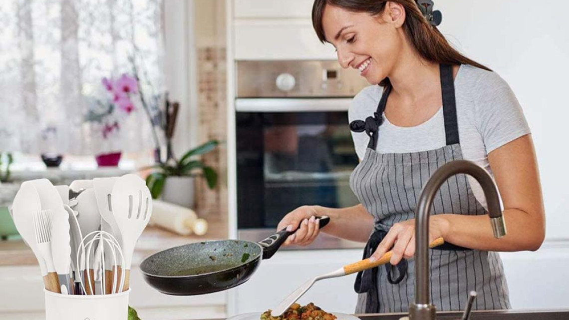 Timeless Tools 14 darabos konyhai eszközkészlet, hőálló szilikon fejjel, tartóval, fehér