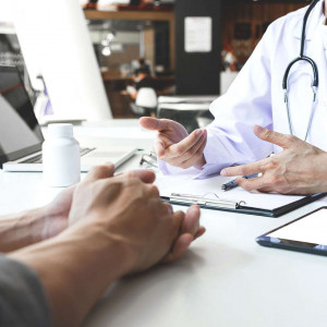 Idegsebészeti szakorvosi vizsgálat, pulzoximetriával, vérnyomásméréssel, 12 elvezetéses nyugalmi EKG-vel és fizikális vizsglattal az Imhotep Medical Centerben.