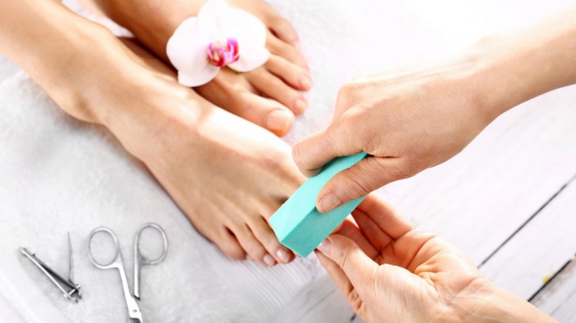 Gyógypedikűr hölgyeknek, akár géllakkozással.