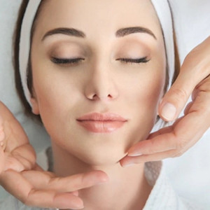 Arc és dekoltázsmasszázs ultrahangos hatóanyag bevitellel, vitaminokkal és ásványi anyagokkal.